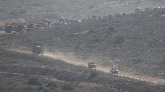 Snrda sinyal kesici askeri aralarn snr hattnda devriye geziyor