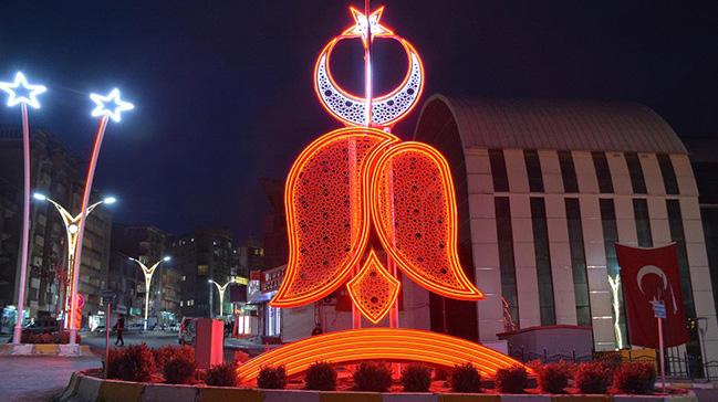 Hakkari'ye ay yldz ve ters laleli aydnlatma    