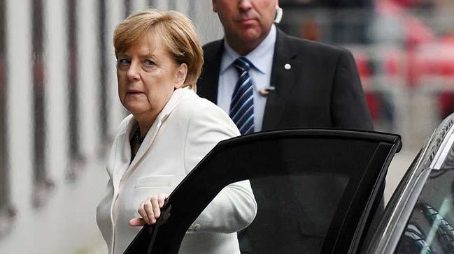 Merkel partisi iinde tartlyor