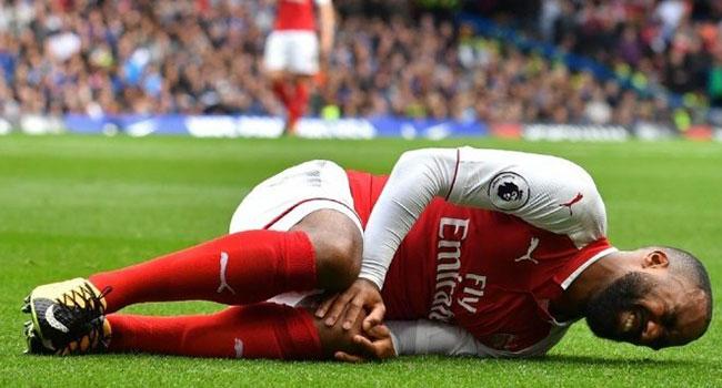 Alexandre Lacazette , 4-6 hafta sahalardan uzak kalacak