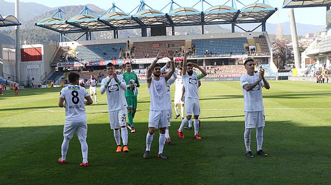 Akhisarspor deplasmanda Kardemir Karabkspor'u 3-0 malup etti