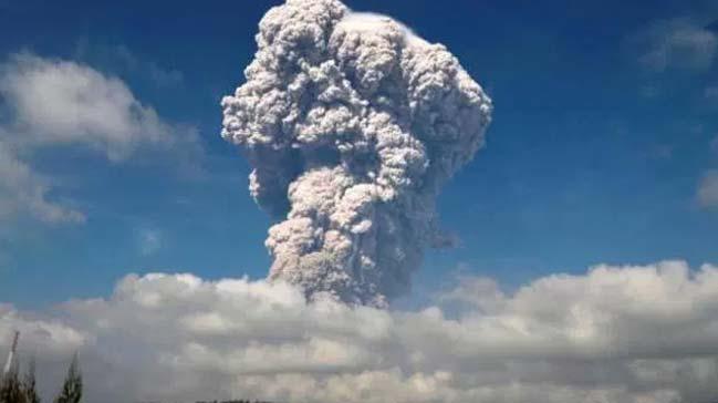 Sinabung Yanarda yeniden faaliyete geti