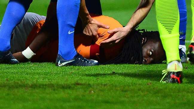 D basn bunu konuuyor: Bafetimbi Gomis'in oyuna devam etmesine nasl izin verirsiniz!