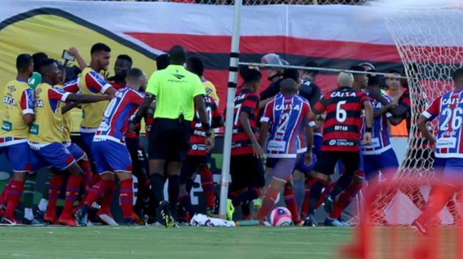 Vitoria-Bahia manda kan kavga sonucu tam 9 futbolcu krmz kart grd ve ma tatil edildi