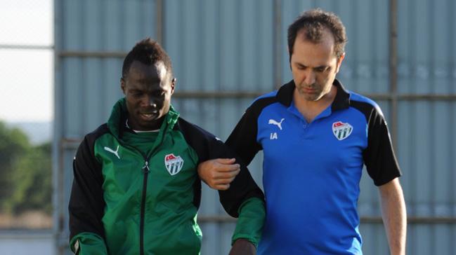 Bursaspor'da Moussa Sow iyileirken, Badu 4 hafta forma giyemeyecek