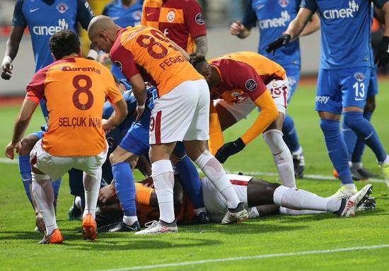 Galatasaray sakatlklar bulunan 5 futbolcuyla ilgili aklama yapt