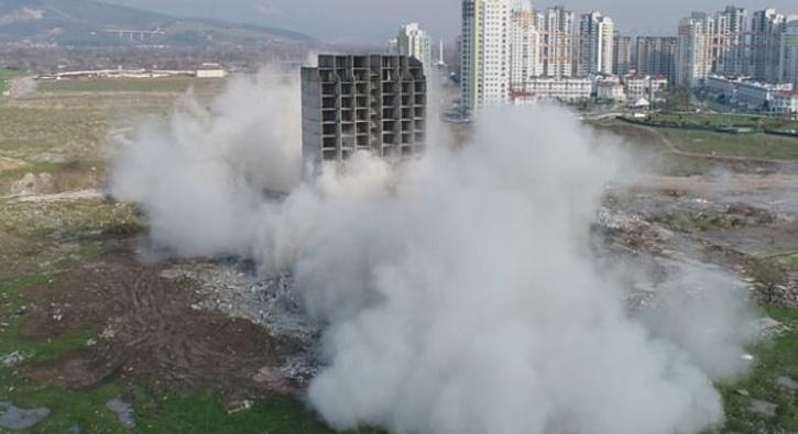 Bursa'da 300 kilo dinamitle patlatlan bina yklamad