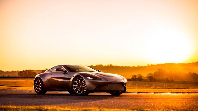 Aston Martnin yeni Vantage modeli Cenevrede tantld