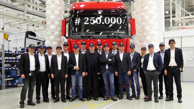 Mercedes-Benz Trkn Trkiyede rettii 250.000inci kamyon banttan indi
