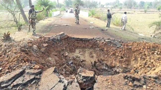 Hindistan'da yol kenarna denen maynn patlatlmas sonucu 8 polis ld, 10'u yaraland