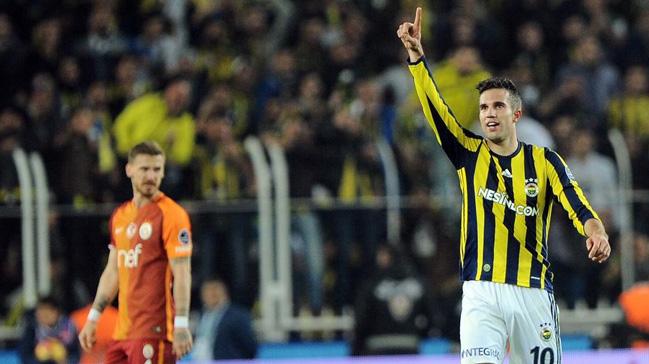 Robin van Persie, derbi ncesi eski takmna baarlar diledi