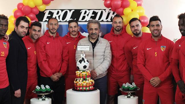 Kayserisporlu futbolcular, bakan Erol Bedir'in doum gnn ilgin bir pastayla kutlad