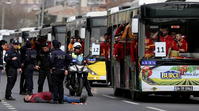 Galatasarayl bir taraftar, otobsten dp kafasndan yaraland ve hastaneye kaldrld