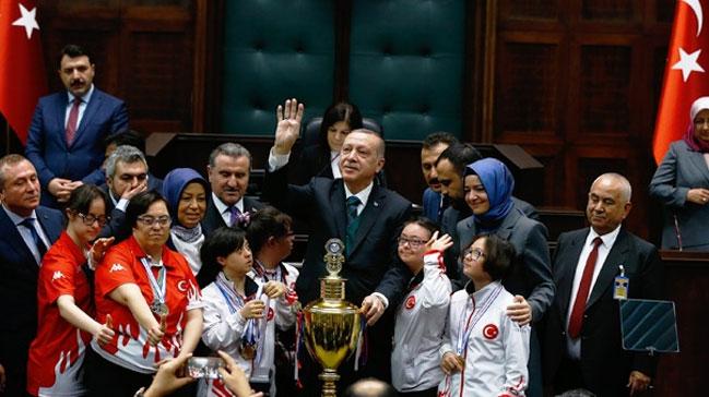 Down sendromlu ocuklardan Cumhurbakan Erdoan'a kupa