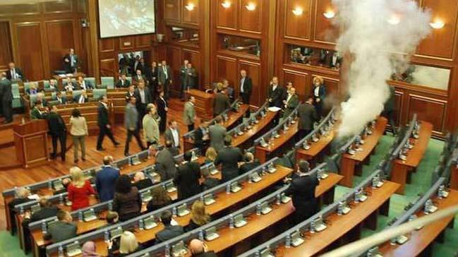 Kosova meclisinde muhalefet partisi milletvekilleri iki kez gaz bombas att