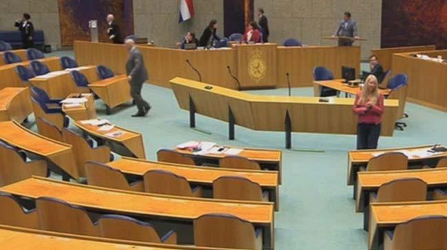 Hollanda Parlamentosu'nda panik: Locadan atlad