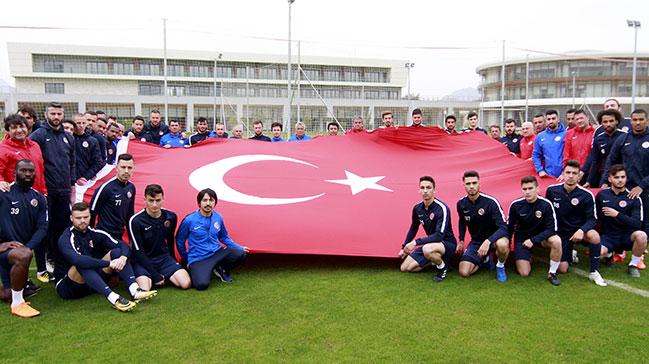 Antalyaspordan ehitlere bayrakl sayg
