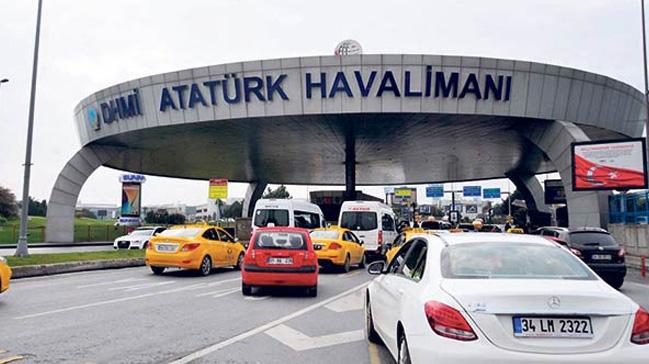 Atatrk Havaliman'nda yolcularn 'taksi' ikayeti: Yeterli taksi yok ve ksa mesafeye gtrmyorlar