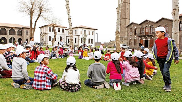 Diyarbakrn Sur lesinde bahar iekleri ayor