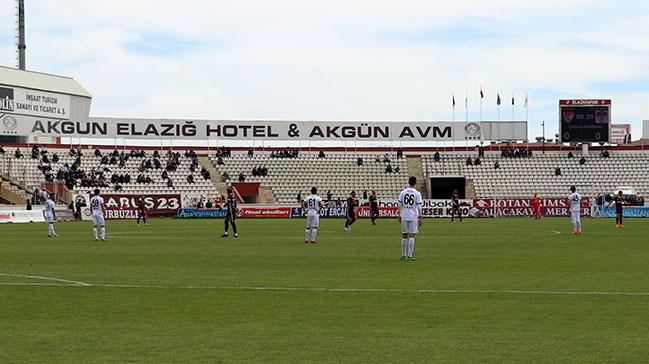 Manisasporlu futbolculardan 1 dakikalk protesto