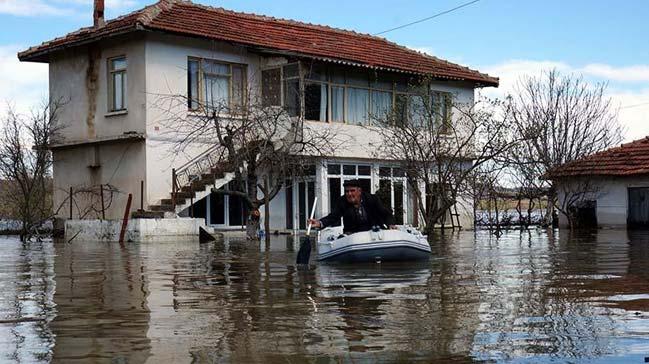 Meri denize taarak gidiyor