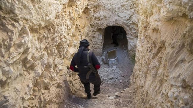 PKK/YPG'li terristler Sleyman ah kabrinin tanmasn nlemek iin tnel ve hendek kazd