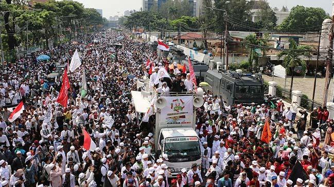 Endonezyada ilk devlet bakan Sukarnonun kz Sukmawati protesto edildi