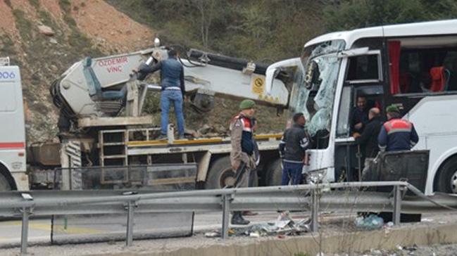 Afyonkarahisar'da yolcu otobs devrildi: 1 l, 20 yaral