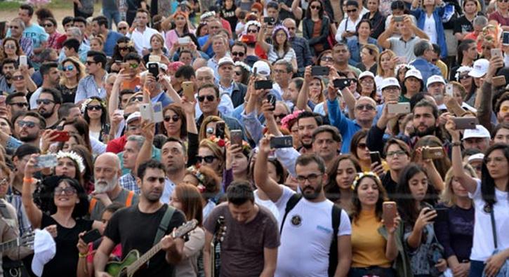 Adana'da toplu gitar alma rekoru denemesinde hsran 