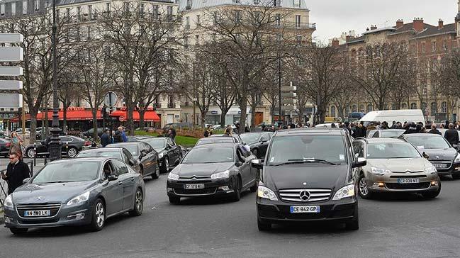 A.A.D., Fransa'nn Uber'in yerel yneticileri aleyhine ceza davas ama hakk bulunduuna hkmetti