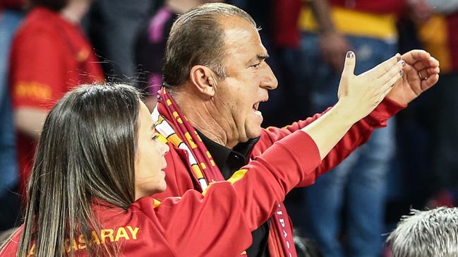 Fatih Terim, 'ayaa kalkmaya Fenerli olsun' tezahratndan sonra ma bir sre ayakta izledi