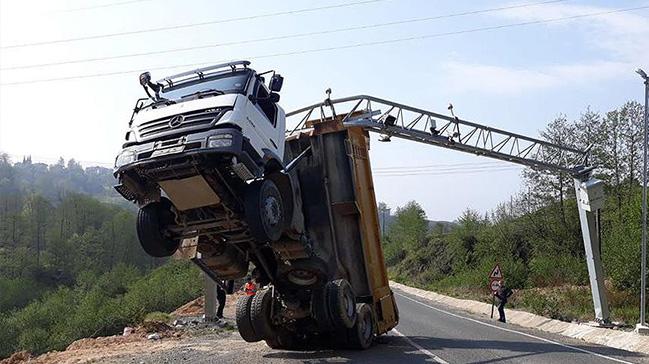 Rize'de feci kaza: Damperi ak unutunca havada asl kald