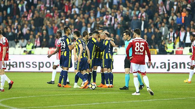 Fenerbahe deplasmanda Sivasspor'u 2-1 malup etti!