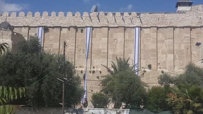 Yahudi yerleimciler brahim El-Halil Camii'ne srail bayra ast  
