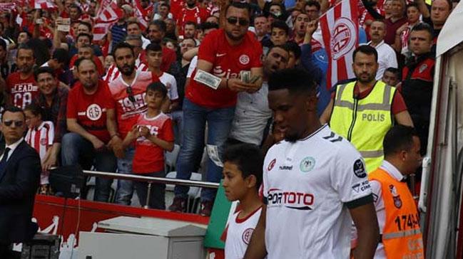 Eto'o'nun tepki eken hareketleri Antalyaspor camiasn kzdrd