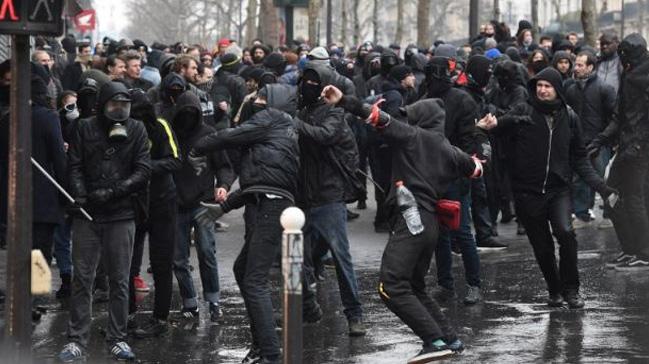 Fransa'da gstericilerle polis att