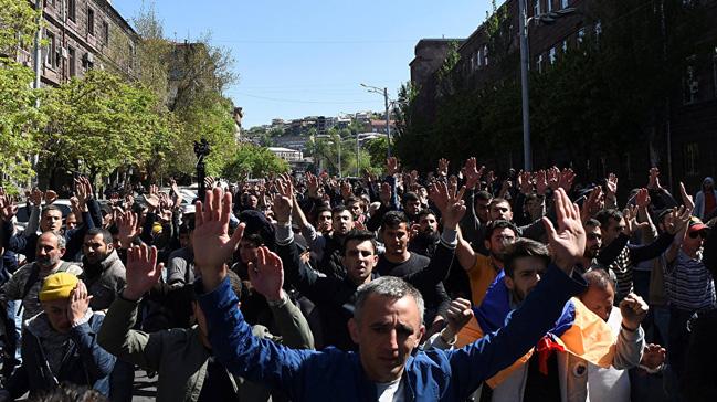 Ermenistan'da protestocular hkmet binalarn ablukaya hazrlanyor