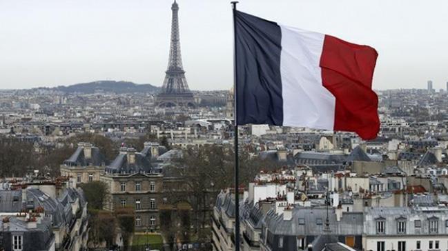 Fransa, yetkiliyle tokalamay reddeden kadnn vatandaln iptal etti