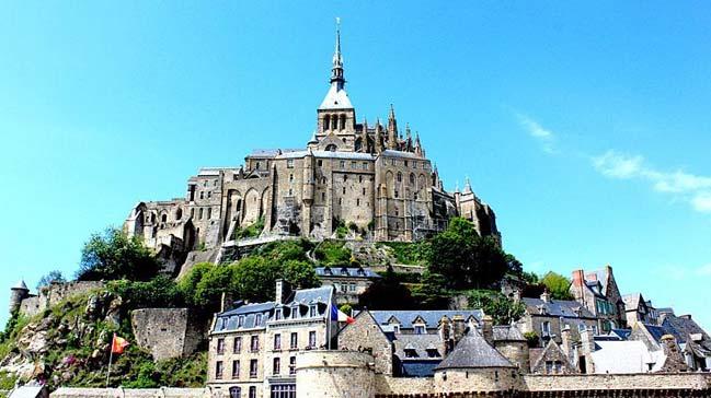 Milyonlarca kiinin ziyaret ettii Mont-Saint-Michel adas, terr saldrs phesiyle tahliye edildi