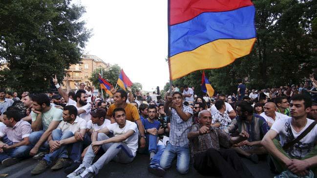 Ermenistan'n bakenti Erivan'da hkmet kart protestolar, yeniden balad