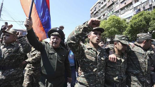 Ermenistan'da askeri niformal protestocular meydana kt