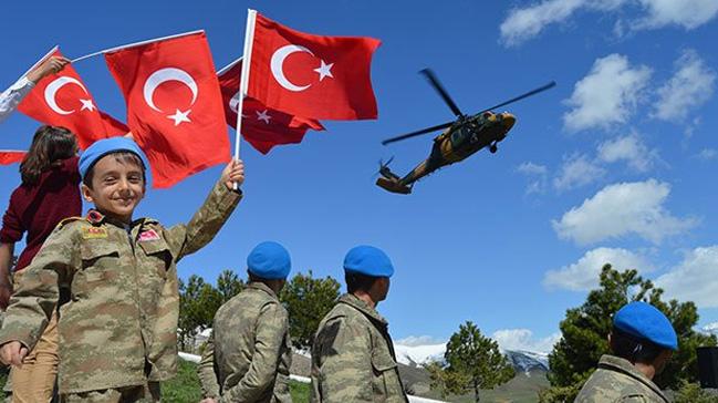 Hakkarili ocuklar helikoptere bindi