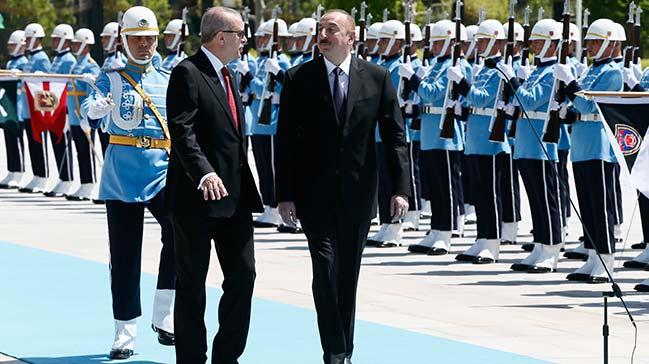 Cumhurbakan Erdoan, Aliyev'i resmi trenle karlad 