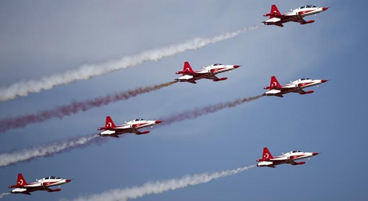 Eurasia Airshow Trk Yldzlar'nn gsterisiyle sona erdi