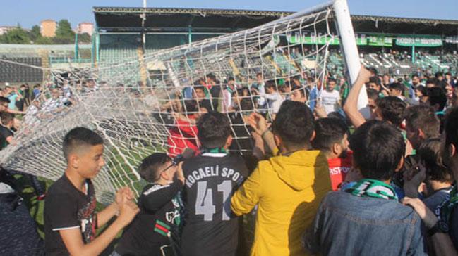 Kocaelispor taraftarlar, smetpaa Stadyumu'na byle veda etti