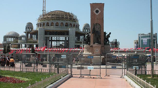 Taksim ve stiklal Caddesi'nin girileri bariyerlerle kapatlmaya baland  