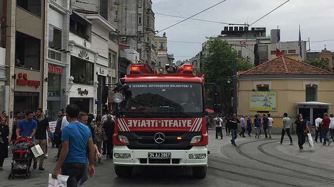 Taksim'de Beyolu Belediyesi'ne ait itfaiye aracna trafik polisleri tarafndan ceza yazld