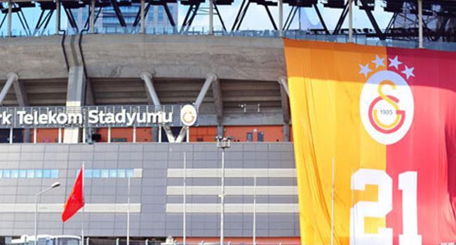Galatasaray, 21. ampiyonluu simgeleyen dev bayra stada ast