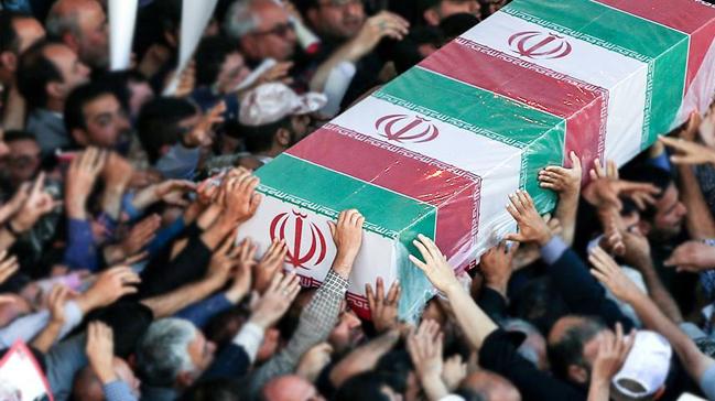 ran'da polis cenazesinde Trke 'ehitler lmez vatan blnmez' slogan atld