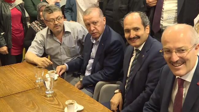 Cumhurbakan Erdoan, iftar sonras vatandalarla sohbet etti